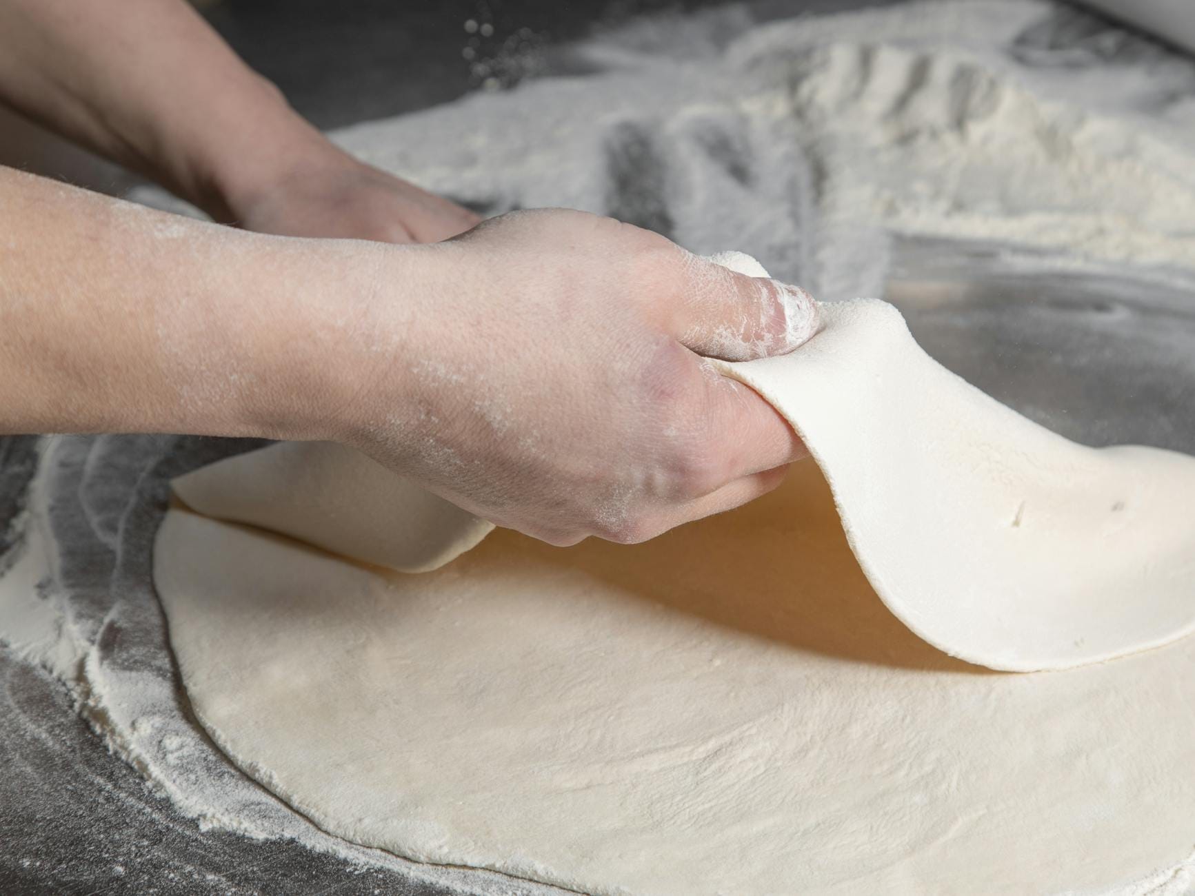 Jak zrobić idealne ciasto na pizzę w domu: sprawdzony przepis krok po kroku