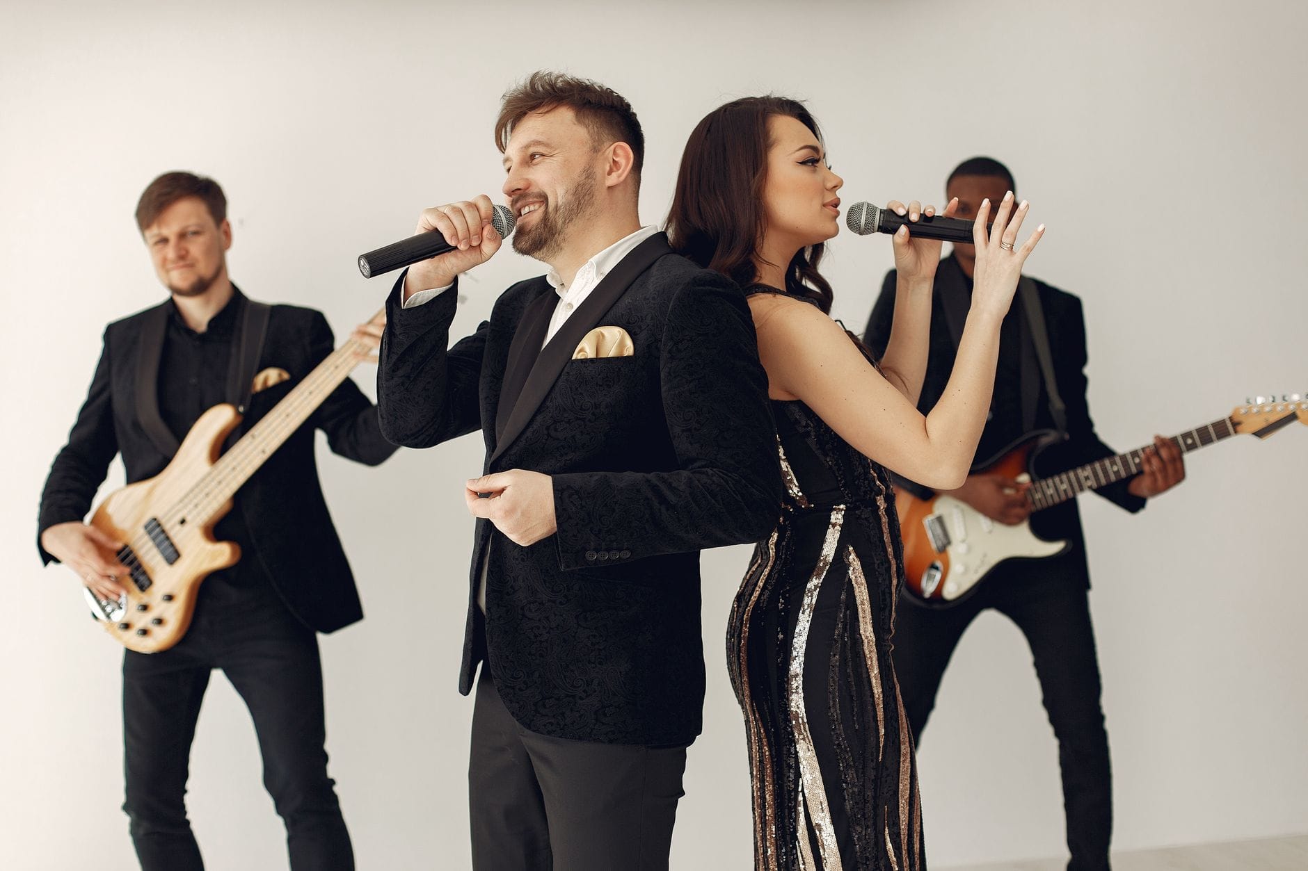 Zespół weselny śpiewa i gra na scenie w dynamicznej atmosferze